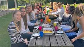 10. klasse elever fra Tølløse Privatskole nyder en udendørs frokost i solen