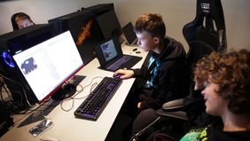Microbit programmering på Tølløse Privatskole, elever lærer kodning med Micro:bit computere.
